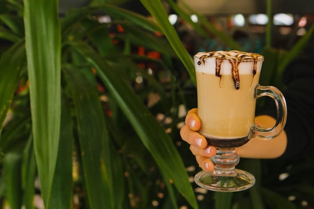 una taza de café sobre la mesa