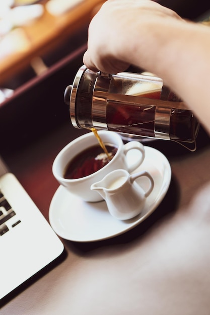 una taza de café sobre la mesa