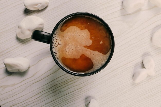 una taza de café sobre la mesa