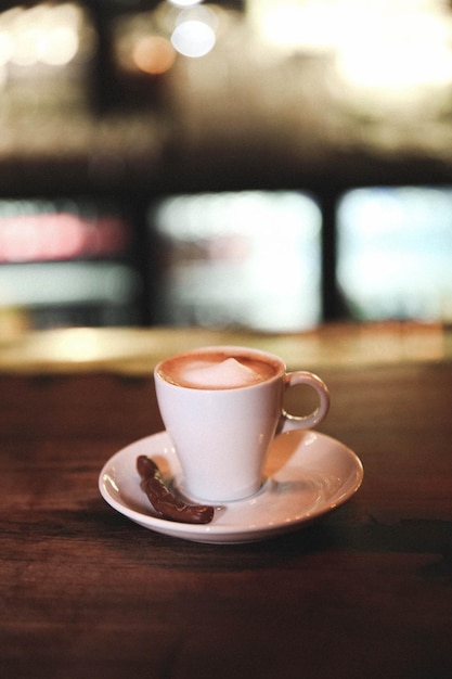 una taza de café sobre la mesa