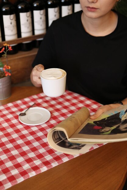 una taza de café sobre la mesa