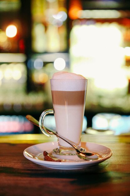 Foto una taza de café sobre la mesa