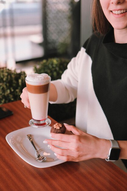 una taza de café sobre la mesa