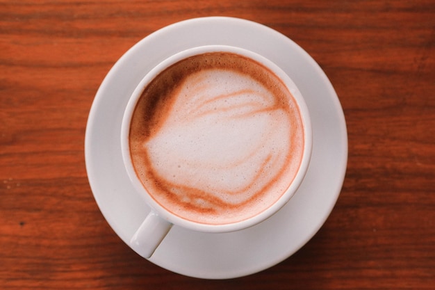 una taza de café sobre la mesa