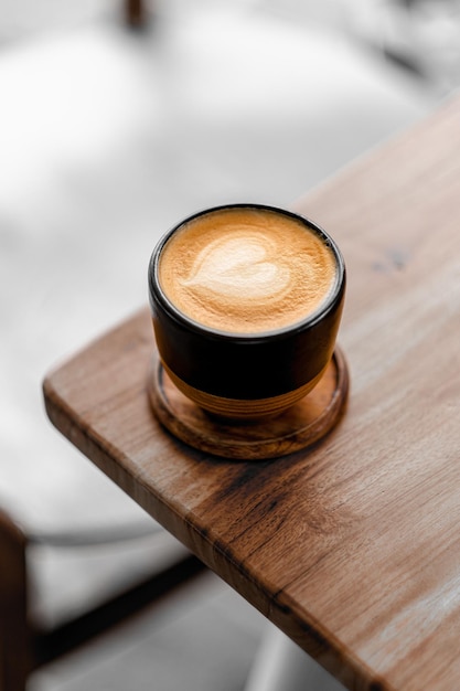 una taza de café sobre la mesa