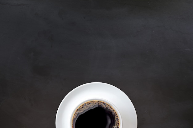 Taza de café sobre superficie negra