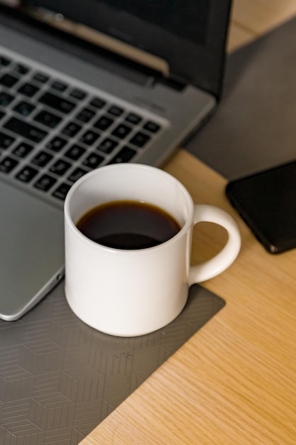 Una taza de café solo en el descanso para tomar café del escritorio