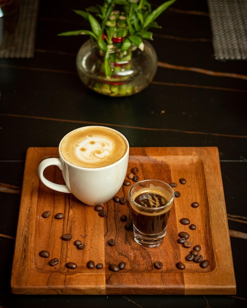 Una taza de café con una sonrisa en la cara.