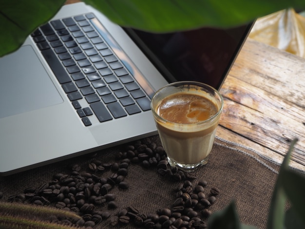 Foto taza de café sucia en el bar cafetería (café expreso con leche)