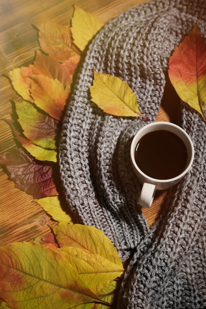 Taza de café y suéter acogedor el concepto de vista superior de fin de semana de otoño