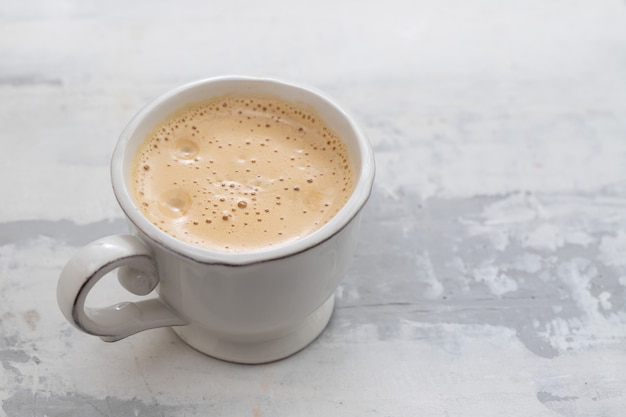 Una taza de café en la superficie de cerámica