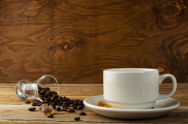 Taza de café en la superficie de madera