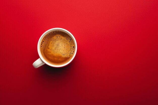 una taza de café en una superficie roja