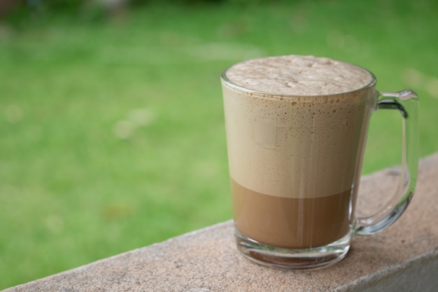 Una taza de café tarde, café casero para el tiempo de la mañana.