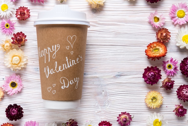 Taza de café con tarjeta de felicitación Feliz día de San Valentín