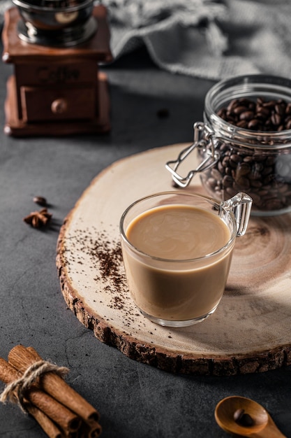 Taza de café con tarro y palitos de canela