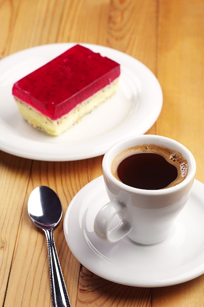 Taza de café y tarta de fresa con amapola