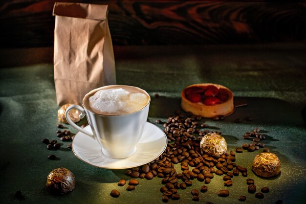 Taza de café y tarta con fresas