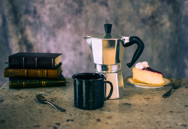 Taza de café con tarta y libros