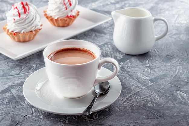 Taza de café con tartas con crema batida