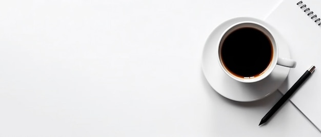 Una taza de café con una taza de café sobre un fondo blanco.
