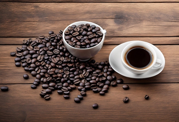 Una taza de café y una taza de café sobre una mesa de madera con frijoles esparcidos.