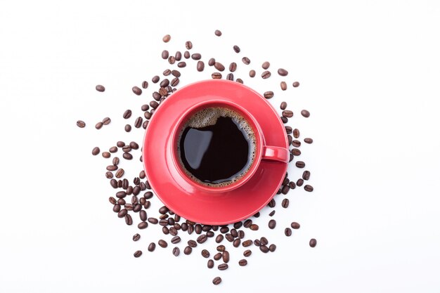 Taza de café taza roja y grano de café