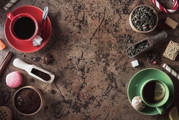 Taza de café y té en el fondo de la mesa, vista superior