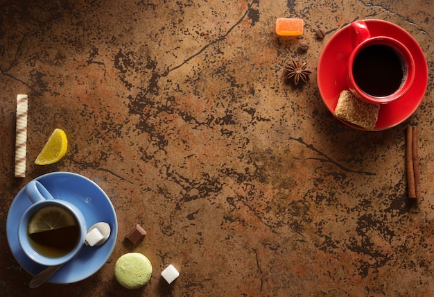 Foto taza de café y té en la superficie de la mesa