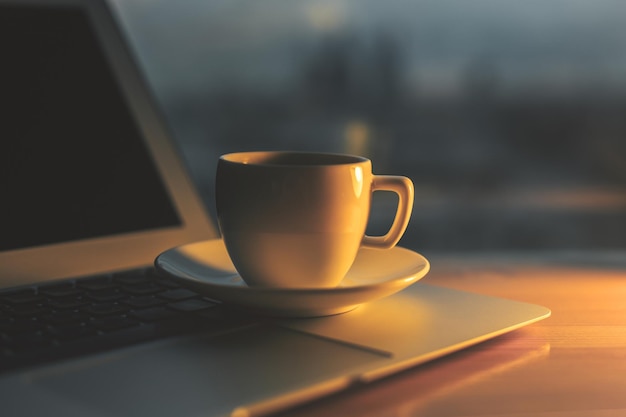 Taza de café en el teclado