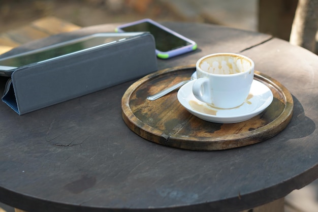 La taza de café terminada se colocó sobre la mesa.