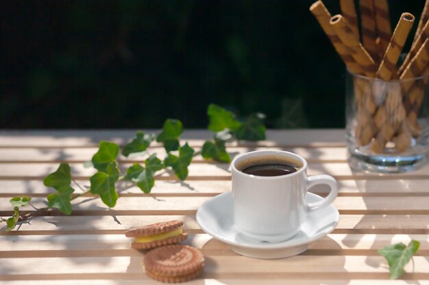 Taza de café con tubos de chocolate dulce con crema de chocolate