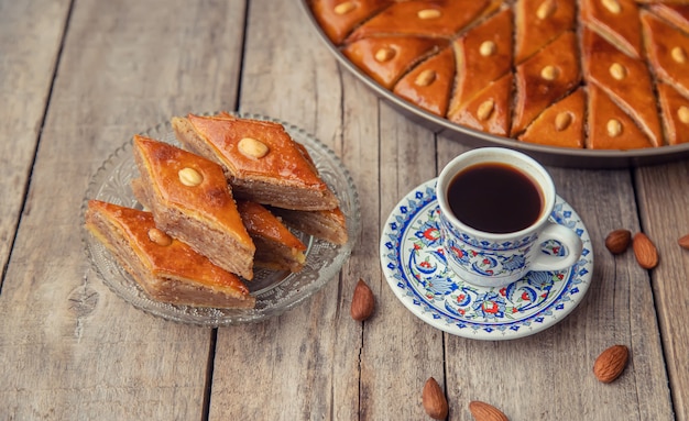 Una taza de café turco y baklava. Enfoque selectivo.