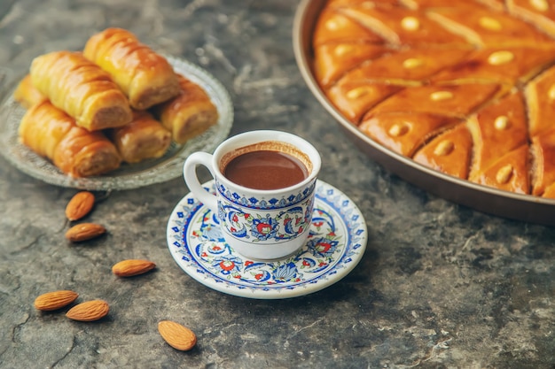 Una taza de café turco y baklava.