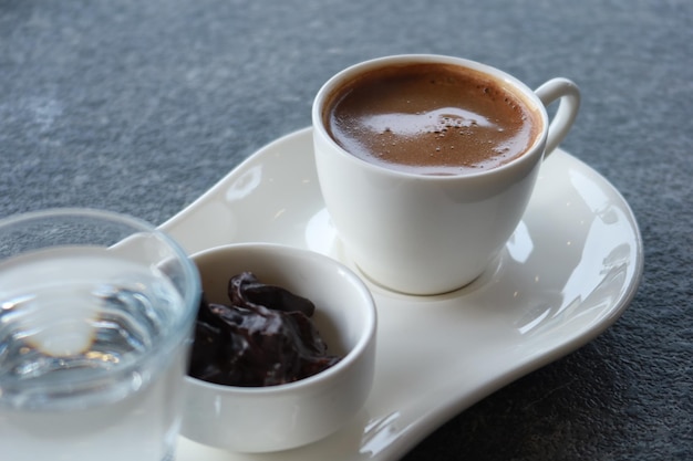 Una taza de café turco en la mesa al aire libre