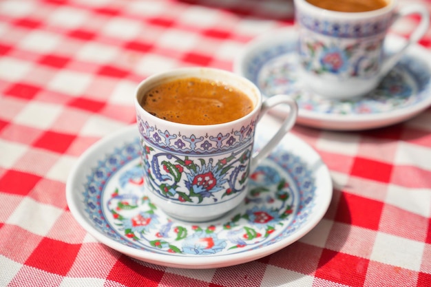 Una taza de café turco en la mesa al aire libre