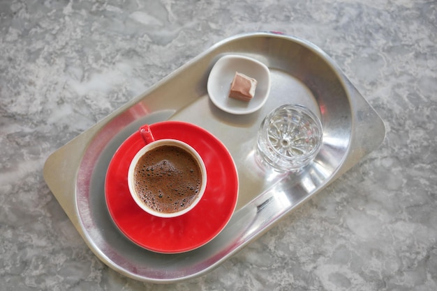 Una taza de café turco en la mesa al aire libre