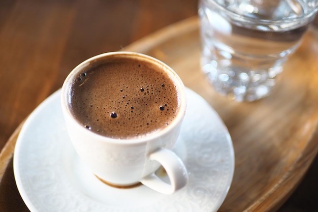 una taza de café turco en la mesa