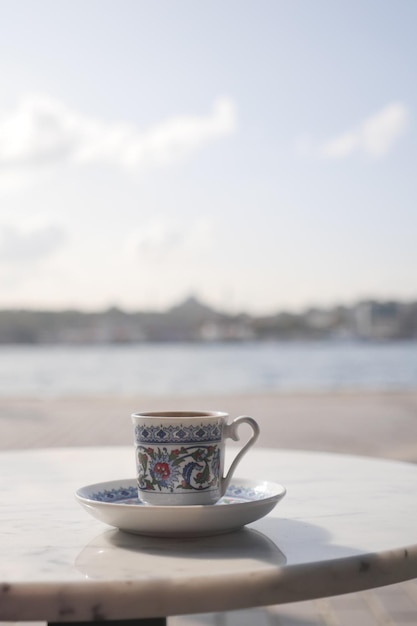 Una taza de café turco en la mesa