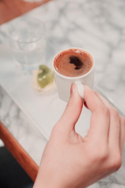 Taza de café turco en la mesa