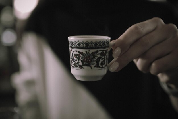 Taza de café turco en la mesa