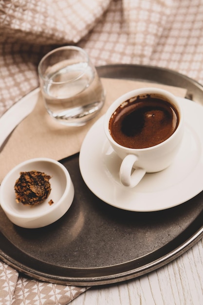 taza de café turco en la mesa