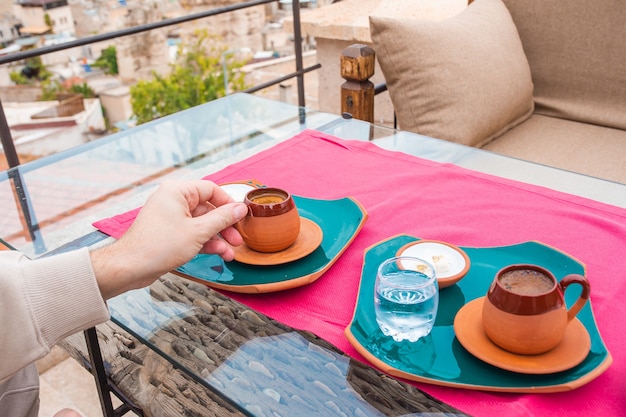 Taza con café turco tradicional sobre un fondo de un valle en capadocia turquía