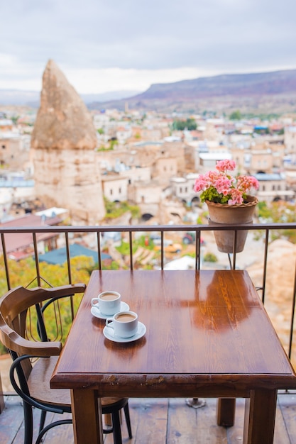 Taza con café turco tradicional sobre un fondo de un valle en capadocia turquía