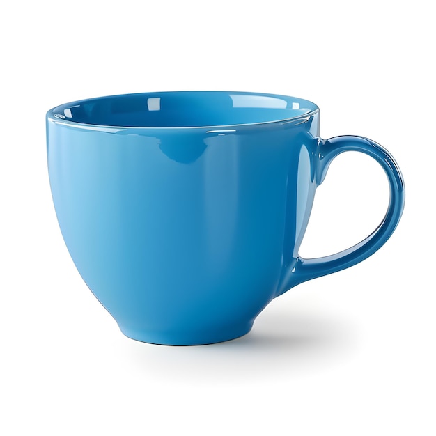 Taza de café vacía azul aislada sobre fondo blanco