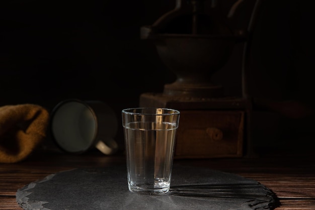 Taza de café vacía y granos de café en una piedra gris sobre madera estilo comida oscura foto enfoque selectivo