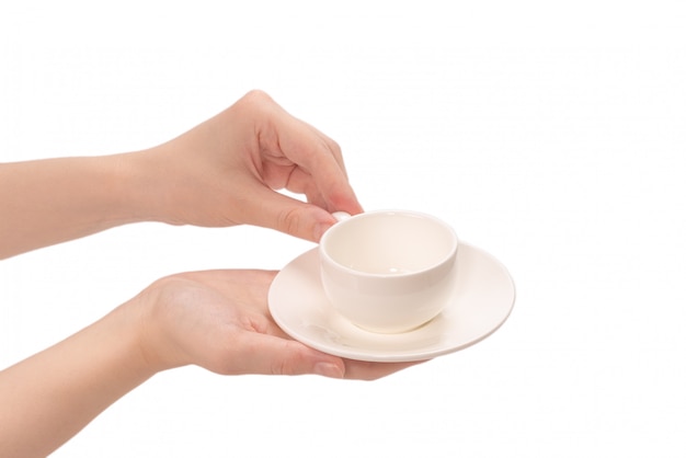 Taza de café vacía en mano de mujer aislada en blanco.