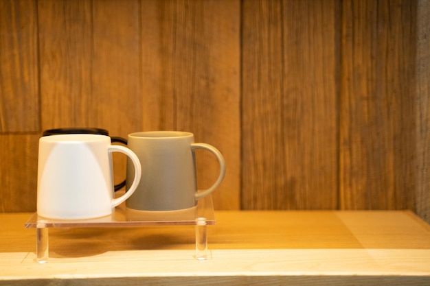 Foto taza de café vacía en la mesa contra la pared