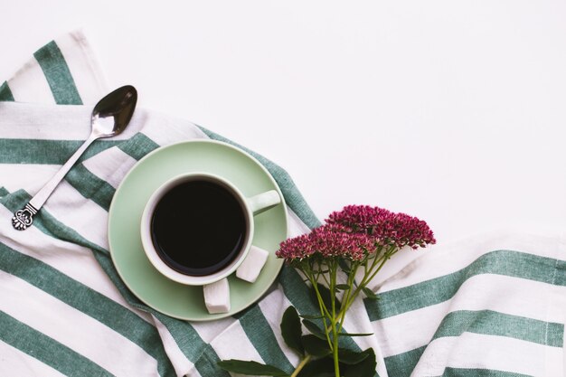 Taza de café, vasos en blanco