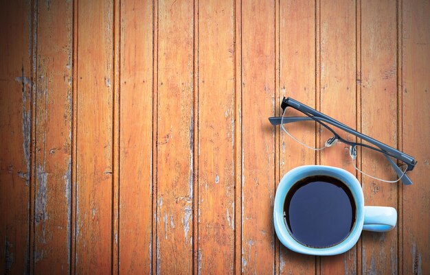 Foto taza de café y vasos en la mesa de madera